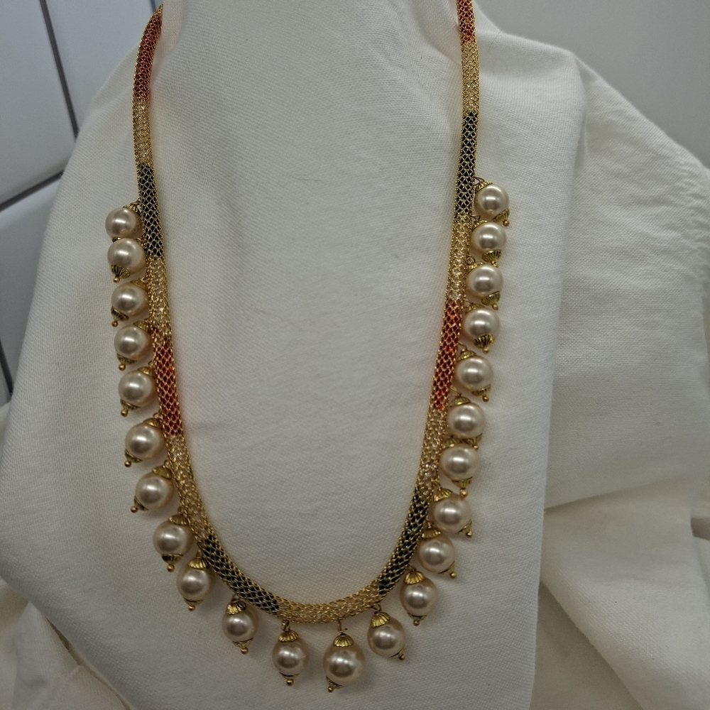 Necklace Goldtone and pearl with crystals inside the chain.